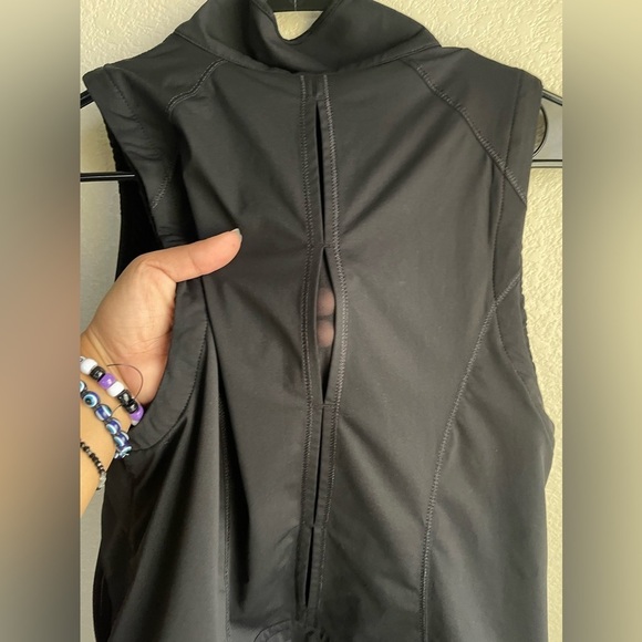 Lululemon Kicking Asphalt Vest Sz 8 In Black - Picture 5 of 6